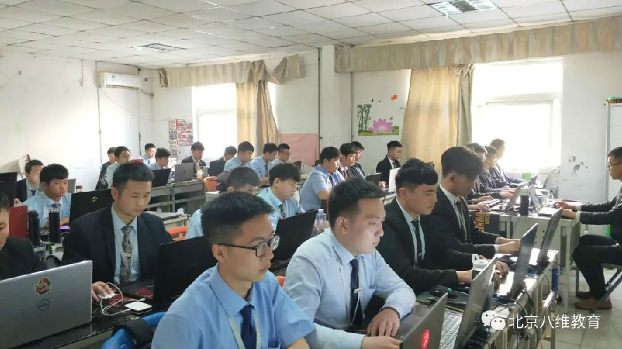 八維教育培訓(xùn)學(xué)校人工智能專業(yè)就業(yè)前景廣闊