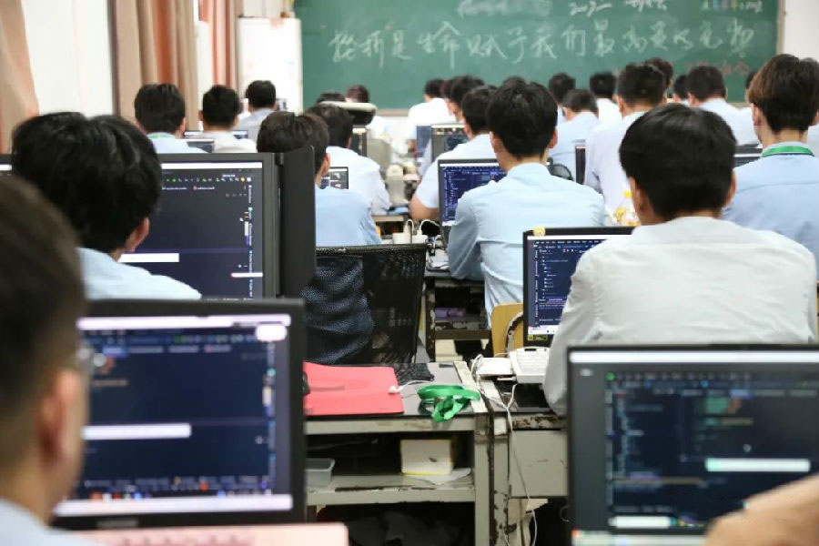 八維教育優化學校資源配置成就學子數據職場夢想