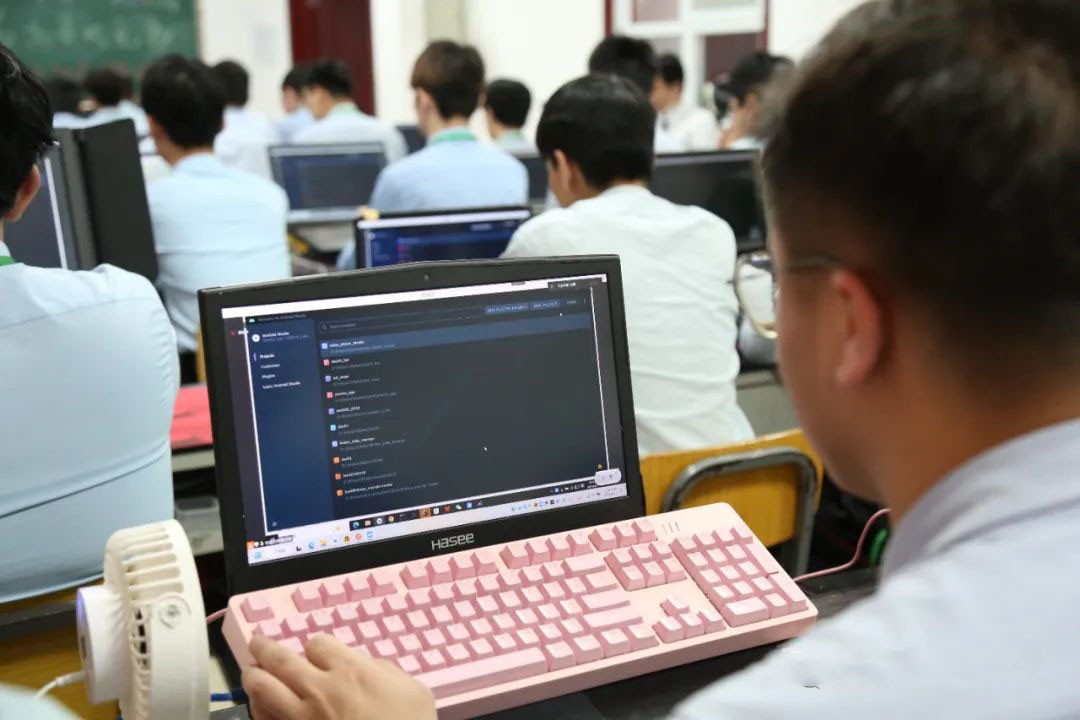 八維學校探索物聯網實踐經驗能力培養學生未來職業能力