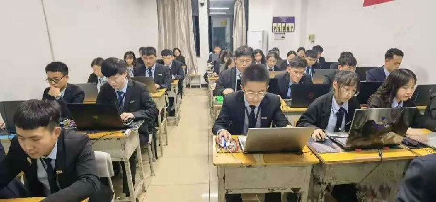 八維教育特色班級引領技術潮流塑造行業精英