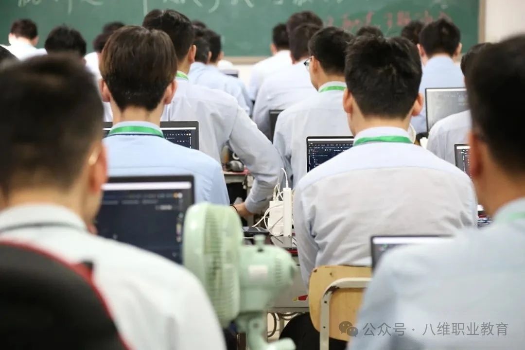 八維教育職業(yè)學校引領人工智能領域的創(chuàng)新教育塑造未來AI智能領袖