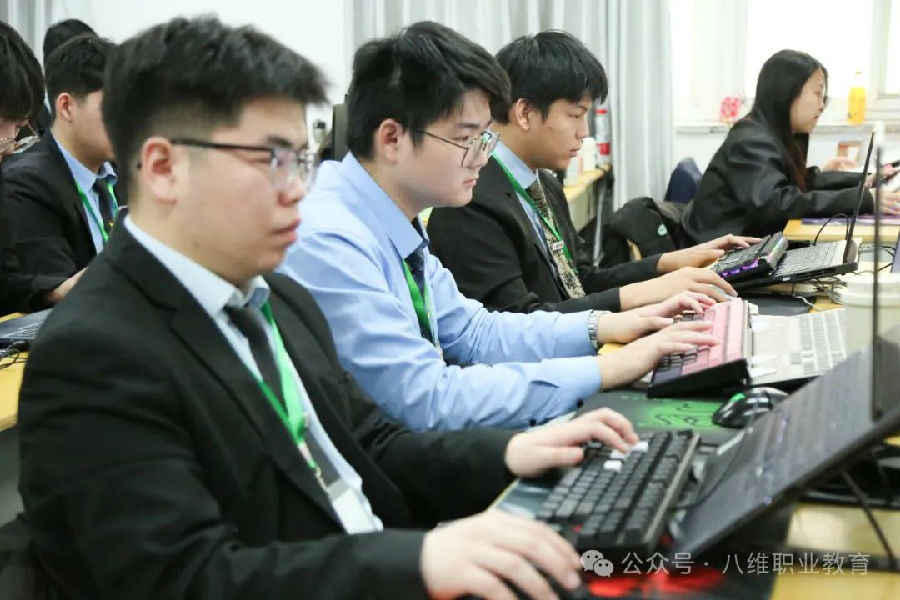 八維職業(yè)學(xué)校人工智能高地探索智慧新境界