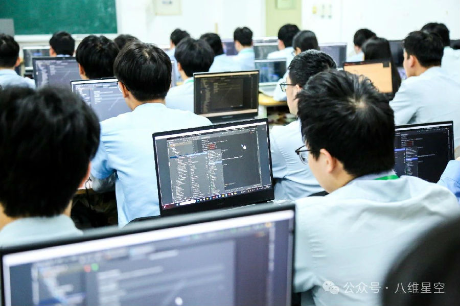八維職業(yè)學(xué)校就業(yè)直通車全速啟動馳騁職場暢通無阻