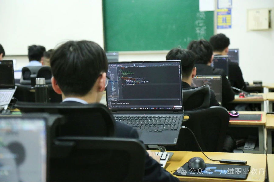 八維職業(yè)學校云計算專業(yè)開啟你的數(shù)字未來之旅