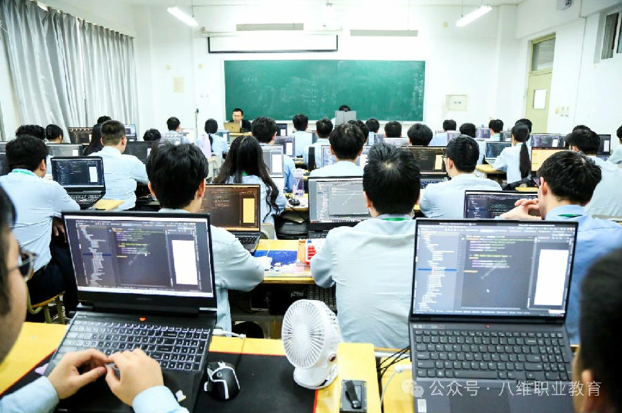 八維教育解鎖就業新篇章職場之路暢通無阻