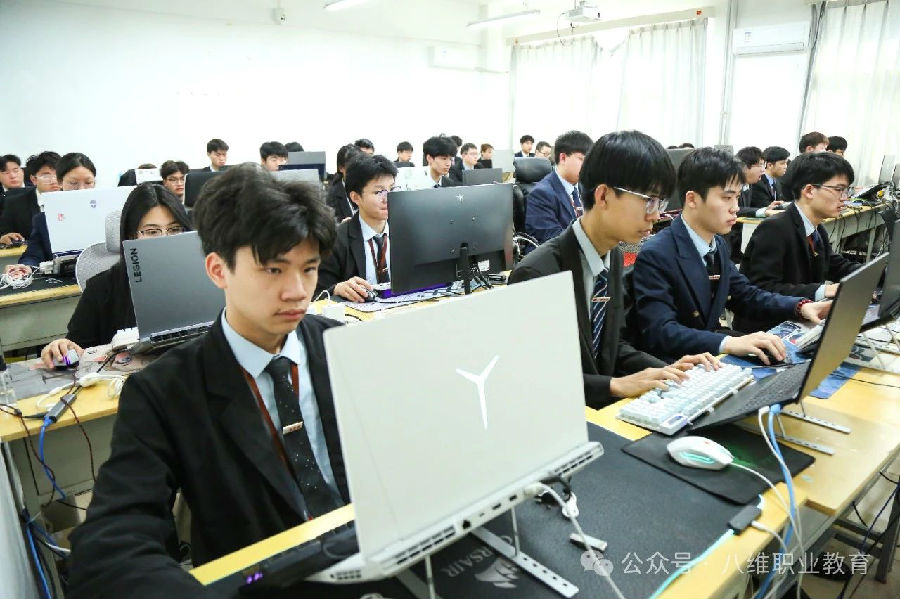 八維教育打造技能型人才的高地引領未來職場新風尚
