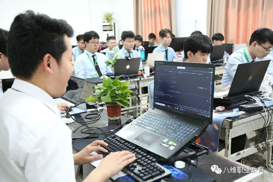 八維教育國際新媒體專業(yè)直播運營管理實戰(zhàn)班開課啦