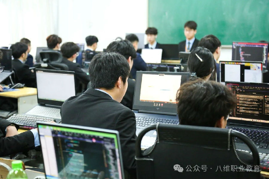 江蘇宿遷八維學(xué)校數(shù)字技術(shù)浪潮的領(lǐng)航者鑄就未來數(shù)字精英