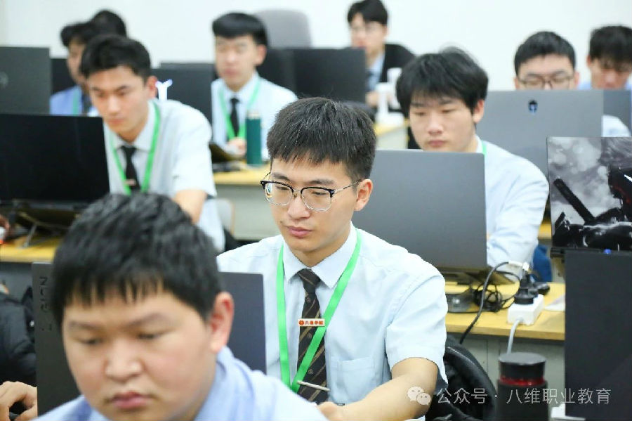 八維職業(yè)學(xué)校解鎖人工智能黃金賽道鑄就未來(lái)科技精英