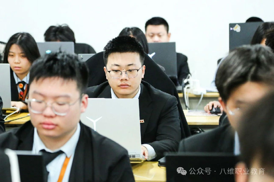 八維教育新興產業領域就業引領者塑造未來數字精英新風貌