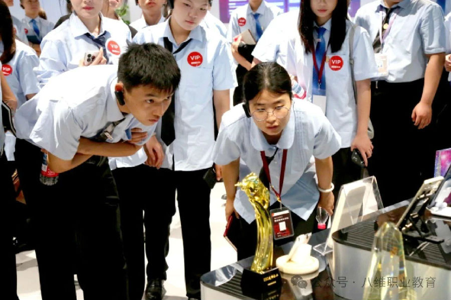 八維教育學(xué)子世界五百?gòu)?qiáng)企業(yè)研學(xué)紀(jì)實(shí)